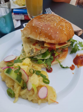 Schwabenburger, (kleiner Salat) hausgmachte Burgerbrötle , hausgmachte Pommes oder Süßkartoffelpommes mit Maultäschle (auch vegi)