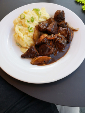 Geschnetzelte Kalbsleber mit Salat, Apfel und Zwiebel angebraten sowie Kartoffelstampf