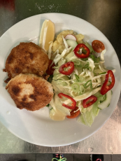 Vegi Cordon Bleu mit frischen Pommes und kleinem Salat (Cordon Bleu aus Kohlrabi mit Käse und Frischkäse)