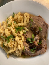 Rollbraten (mit kleinem Salat) vom Schwäbisch Hällischen Schweinenacken und hausgmachte Spätzle