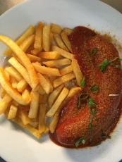 Hällische Currywurst ( ohne Salat) rot oder weiß mit hausgemachter Currysoße, Pommes