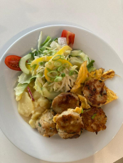 drei angebratene semmelknödel mit ei und salat